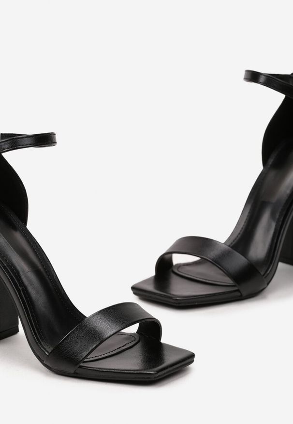 Renee - Czarne Eleganckie Sandały na Słupku z Paskiem ze Sprzączką Yvelisse. Zapięcie: pasek. Kolor: czarny. Obcas: na słupku. Styl: elegancki