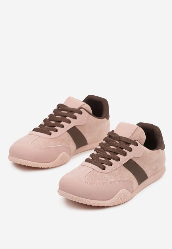 Renee - Różowo-Brązowe Sneakersy Ozdobione Tłoczeniem Halennesa. Okazja: na co dzień. Kolor: różowy. Materiał: jeans. Wzór: aplikacja
