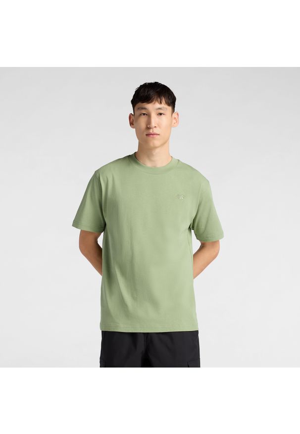 Koszulka męska New Balance MT41533AAR – zielona. Kolor: zielony. Materiał: bawełna, dresówka. Długość rękawa: krótki rękaw. Długość: krótkie