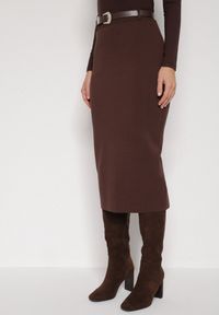 Born2be - Brązowa Ołówkowa Spódnica z Wiskozą Zdobiona Rozcięciem i Paskiem Rowedela. Okazja: na co dzień. Kolor: brązowy. Materiał: wiskoza. Wzór: aplikacja. Styl: casual, elegancki #1