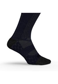 KIPRUN - Skarpetki do biegania Kiprun Run 900 wysokie z wełny merynosa. Kolor: niebieski. Materiał: wełna, elastan, poliamid. Sport: bieganie #1