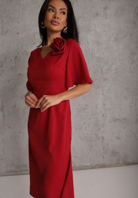 Renee - Czerwona Zwiewna Sukienka Wieczorowa VICES z Aplikacją 3D w Kształcie Kwiatu Themira. Typ kołnierza: dekolt w kształcie V. Kolor: czerwony. Wzór: aplikacja, kwiaty. Styl: wizytowy #4