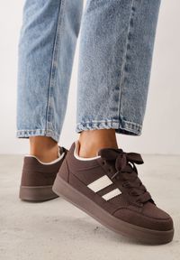 Renee - Brązowe Sneakersy Basic z Paskami na Boku Adila. Okazja: na co dzień. Zapięcie: pasek. Kolor: brązowy. Materiał: jeans. Wzór: paski. Obcas: na płaskiej podeszwie #1