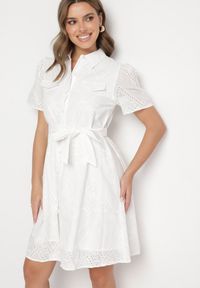 Born2be - Biała Haftowana Sukienka z Bawełny z Paskiem Elearotea. Okazja: na co dzień. Kolor: biały. Materiał: bawełna. Długość rękawa: krótki rękaw. Wzór: haft. Typ sukienki: koszulowe. Styl: casual #1