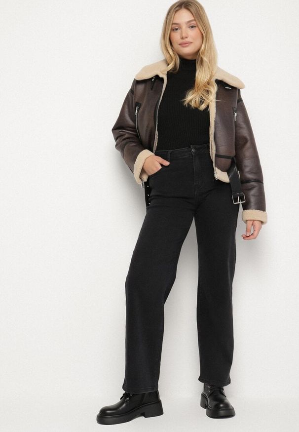 Born2be - Czarne Jeansy o Szerokim Kroju z Regularnym Stanem Isomara. Okazja: na co dzień. Kolor: czarny. Styl: casual, elegancki