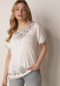 Born2be - Biała Wiskozowa Bluzka na Krótki Rękaw z Etno Haftem z Metaliczną Nicią Aiopa. Okazja: do pracy, na co dzień, na spotkanie biznesowe. Kolekcja: plus size. Kolor: biały. Materiał: wiskoza. Długość rękawa: krótki rękaw. Długość: krótkie. Wzór: haft. Styl: etno #1