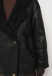 Born2be - Czarna Kurtka Biker Oversize Zapinana na Guziki Ocieplana Futerkiem Nikiena. Kolor: czarny. Materiał: futro. Długość rękawa: długi rękaw. Długość: długie. Styl: elegancki #6