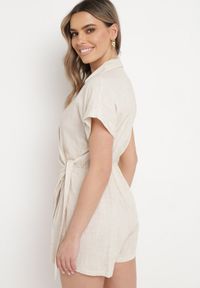 Born2be - Jasnobeżowa Kopertowa Sukienka Kombinezon Letnia Mini z Bawełny i Lnu Liorra. Kolor: beżowy. Materiał: bawełna, len. Długość rękawa: krótki rękaw. Długość: krótkie. Sezon: lato #2