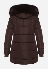 Born2be - Brązowa Pikowana Kurtka z Kapturem z Futerkiem Nenadria. Okazja: do pracy, na co dzień, na spotkanie biznesowe. Typ kołnierza: kaptur. Kolor: brązowy. Materiał: futro. Wzór: aplikacja. Styl: casual, biznesowy #5