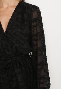 Born2be - Czarny Krótki Kombinezon z Siateczkowymi Rękawami i Wiązanym Paskiem Zenalea. Okazja: na randkę, na imprezę. Kolor: czarny. Długość: krótkie. Styl: elegancki #5