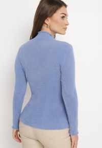 Born2be - Niebieski Puchaty Wełniany Sweter z Półgolfem i Biżuteryjnymi Guzikami Xeminta. Kolor: niebieski. Materiał: wełna #5