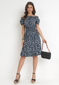 Born2be - Granatowa Bawełniana Sukienka Hiszpanka w Kwiaty z Marszczoną Gumką w Talii Rosaliya. Typ kołnierza: dekolt hiszpanka. Kolor: niebieski. Materiał: bawełna. Wzór: kwiaty #3