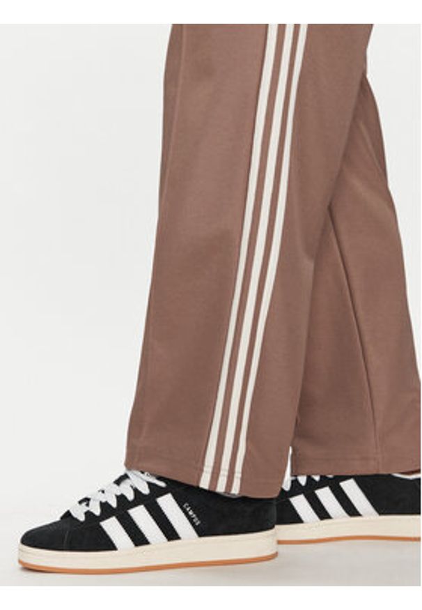 Adidas - adidas Spodnie dresowe adicolor Firebird JP1067 Beżowy Baggy Fit. Kolor: beżowy. Materiał: syntetyk, bawełna