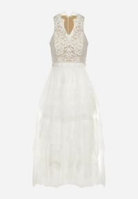 Born2be - Biała Sukienka Maxi z Koronką i Siateczkowymi Falbanami Danela. Okazja: na imprezę. Kolor: biały. Materiał: koronka. Wzór: koronka. Długość: maxi #4