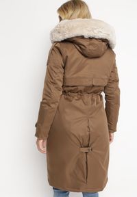 Born2be - Brązowa Nylonowa Kurtka Parka Płaszcz Ozdobiona Futerkiem Faelana. Kolor: brązowy. Materiał: futro, nylon. Wzór: aplikacja