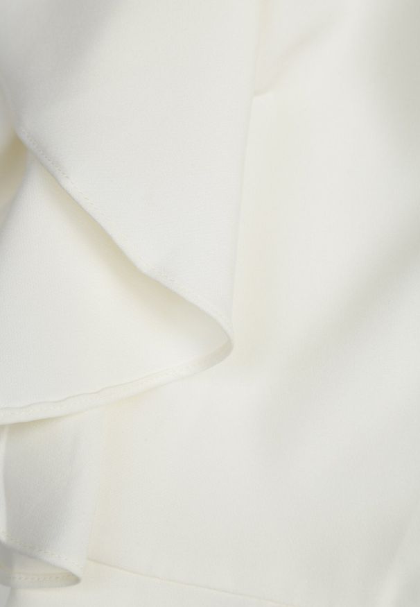 Born2be - Biała Sukienka Bessette. Typ kołnierza: kołnierz z falbankami. Kolor: biały. Długość rękawa: krótki rękaw. Wzór: aplikacja. Typ sukienki: dopasowane. Styl: wizytowy. Długość: mini