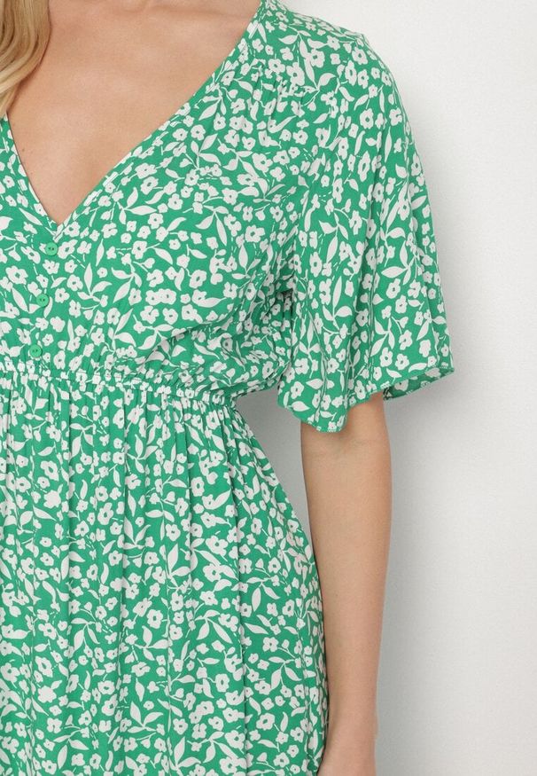 Born2be - Zielona Bawełniana Sukienka o Rozkloszowanym Kroju w Kwiatowy Wzór Aramine. Okazja: na co dzień. Typ kołnierza: dekolt w kształcie V. Kolor: zielony. Wzór: kwiaty. Typ sukienki: proste. Materiał: bawełna. Długość rękawa: krótki rękaw. Sezon: wiosna, lato. Styl: klasyczny, casual, elegancki
