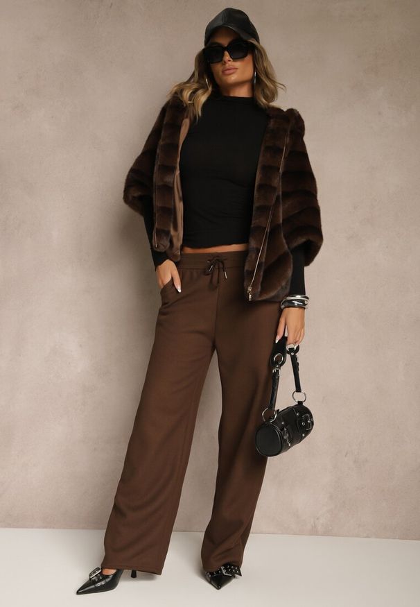 Renee - Brązowa Kurtka Futrzana o Kroju Oversize z Kapturem i Rękawami 3/4 Titene. Okazja: na co dzień. Typ kołnierza: kaptur. Kolor: brązowy. Materiał: futro. Sezon: zima. Styl: klasyczny, casual, elegancki