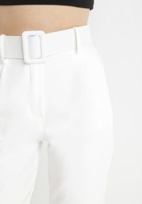 Born2be - Białe Spodnie z Paskiem Ioleina. Kolor: biały. Materiał: materiał, koronka. Wzór: jednolity. Styl: elegancki #4