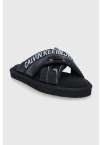 Calvin Klein Jeans Kapcie YW0YW00477 kolor czarny. Nosek buta: okrągły. Kolor: czarny. Materiał: materiał, guma. Wzór: gładki #4