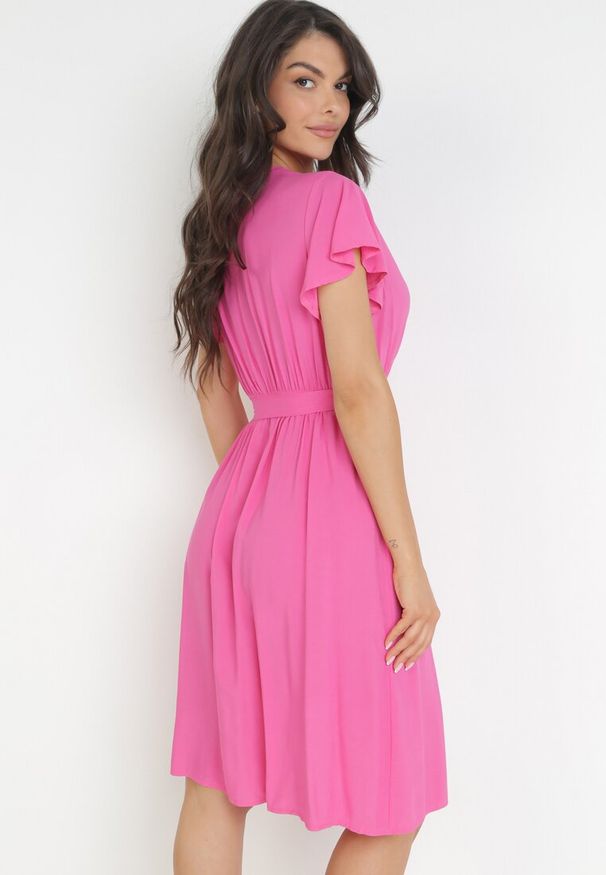 Born2be - Fuksjowa Sukienka z Wiskozy i Wiązanym Paskiem Gariela. Kolor: różowy. Materiał: wiskoza. Typ sukienki: kopertowe