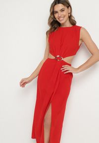 Born2be - Czerwona Sukienka Rozkloszowana z Wycięciami w Talii z Metaliczną Ozdobą Galetia. Kolor: czerwony. Wzór: aplikacja. Styl: klasyczny, elegancki #7