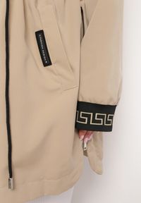 Born2be - Ciemnobeżowa Kurtka o Fasonie Parki z Metalicznym Wzorem na Kapturze i Rękawach Anelvi. Typ kołnierza: kaptur. Kolekcja: plus size. Kolor: beżowy. Styl: klasyczny #2