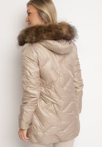 Born2be - Beżowa Pikowana Kurtka z Kapturem i Odpinanym Futerkiem Sagisia. Okazja: na co dzień. Typ kołnierza: kaptur. Kolor: beżowy. Materiał: futro. Długość rękawa: długi rękaw. Długość: długie. Styl: elegancki, casual #5