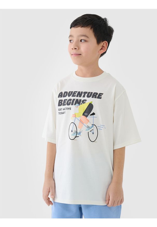 4f - 4F T-shirt oversize z nadrukiem chłopięcy - biały 146 (10-11 lat). Okazja: na co dzień. Kolor: biały. Materiał: dzianina, bawełna, jersey. Długość rękawa: krótki rękaw. Długość: krótkie. Wzór: nadruk. Sezon: lato. Styl: klasyczny, sportowy, casual