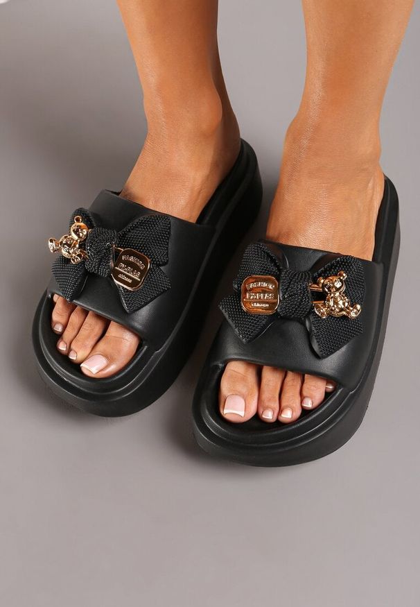 Born2be - Czarne Piankowe Klapki na Grubej Podeszwie z Kokardą i Metalicznymi Ozdobami Tinabella. Okazja: na co dzień. Nosek buta: otwarty. Kolor: czarny. Materiał: jeans. Wzór: aplikacja. Styl: wizytowy, casual, rockowy, elegancki