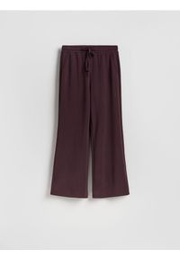 Reserved - Spodnie z szeroką nogawką - ciemnofioletowy. Kolor: fioletowy. Materiał: dzianina