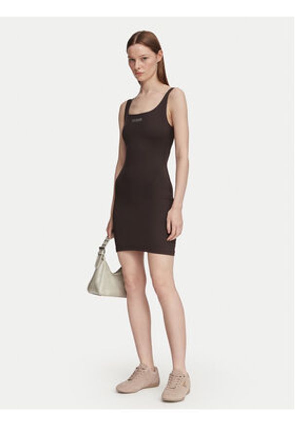 Guess Sukienka letnia V6YK07 K4711 Brązowy Slim Fit. Kolor: brązowy. Materiał: syntetyk. Sezon: lato