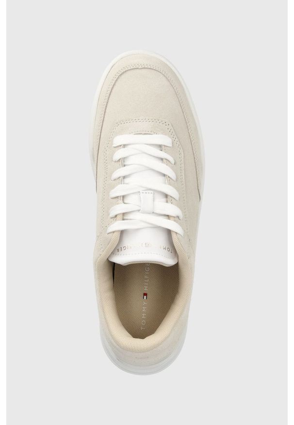 TOMMY HILFIGER - Tommy Hilfiger sneakersy zamszowe kolor beżowy. Nosek buta: okrągły. Zapięcie: sznurówki. Kolor: beżowy. Materiał: zamsz