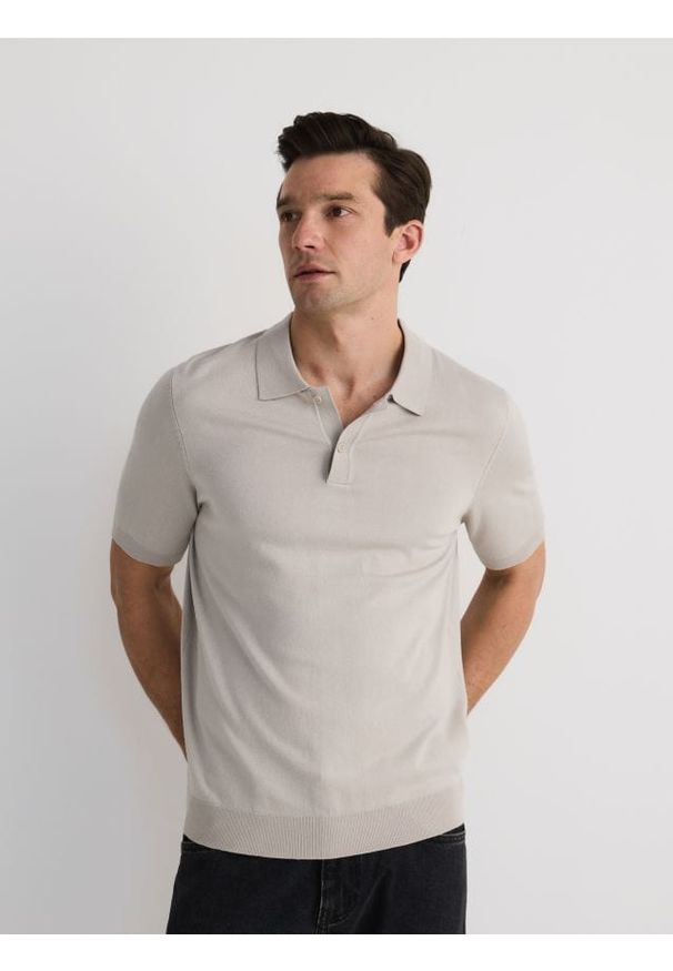 Reserved - Sweter polo z wiskozą - beżowy. Typ kołnierza: polo. Kolor: beżowy. Materiał: wiskoza