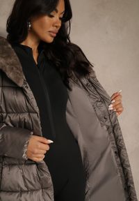 Renee - Szara Pikowana Kurtka z Nieodpinanym Kapturem o Długim Kroju z Paskiem Lidassea. Okazja: na co dzień. Kolor: szary. Materiał: jeans. Długość: długie. Styl: casual #3