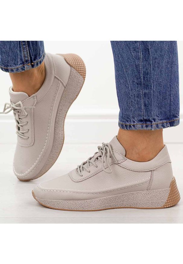 Szare głatkie skórzane półbuty damskie Sergio Leone sp013. Okazja: na co dzień. Nosek buta: okrągły. Zapięcie: sznurówki. Kolor: szary. Materiał: skóra. Szerokość cholewki: normalna. Sezon: wiosna, jesień, lato. Styl: casual, klasyczny