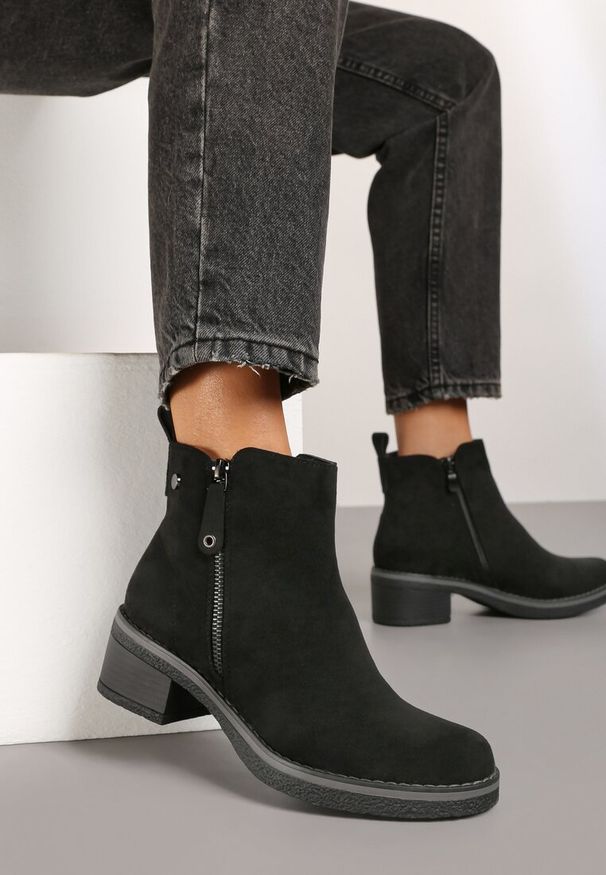 Born2be - Czarne wężowe Botki Khariphae. Wysokość cholewki: za kostkę. Zapięcie: zamek. Kolor: czarny. Szerokość cholewki: normalna. Wzór: aplikacja, gładki, jednolity. Obcas: na obcasie. Wysokość obcasa: niski