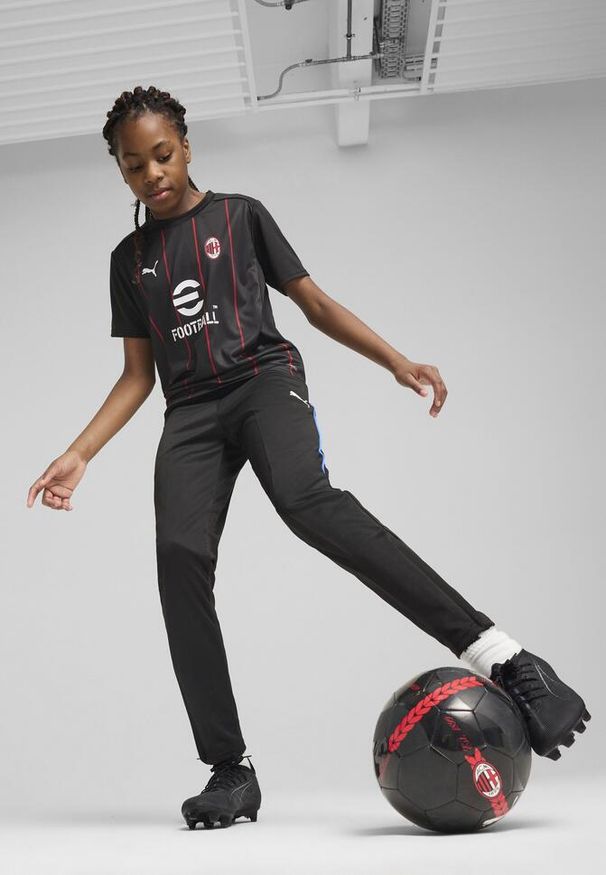 Puma - Młodzieżowa koszulka przedmeczowa AC Milan PUMA Black For All Time Red. Kolor: czerwony, wielokolorowy, czarny