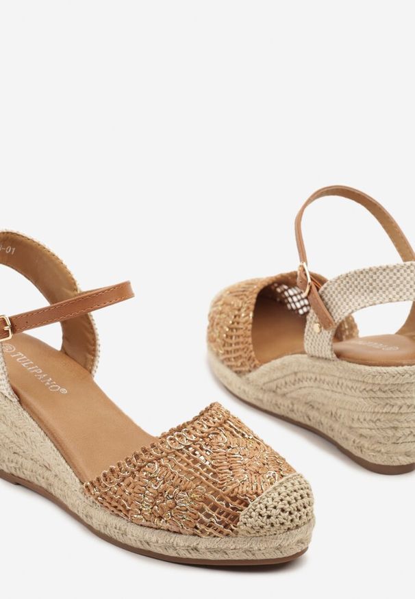 Born2be - Brązowe Ażurowe Sandały w Stylu Boho na Koturnie z Plecionki Tenalisea. Okazja: na spotkanie biznesowe, na spacer. Kolor: brązowy. Wzór: ażurowy. Sezon: lato, wiosna. Obcas: na koturnie. Styl: boho