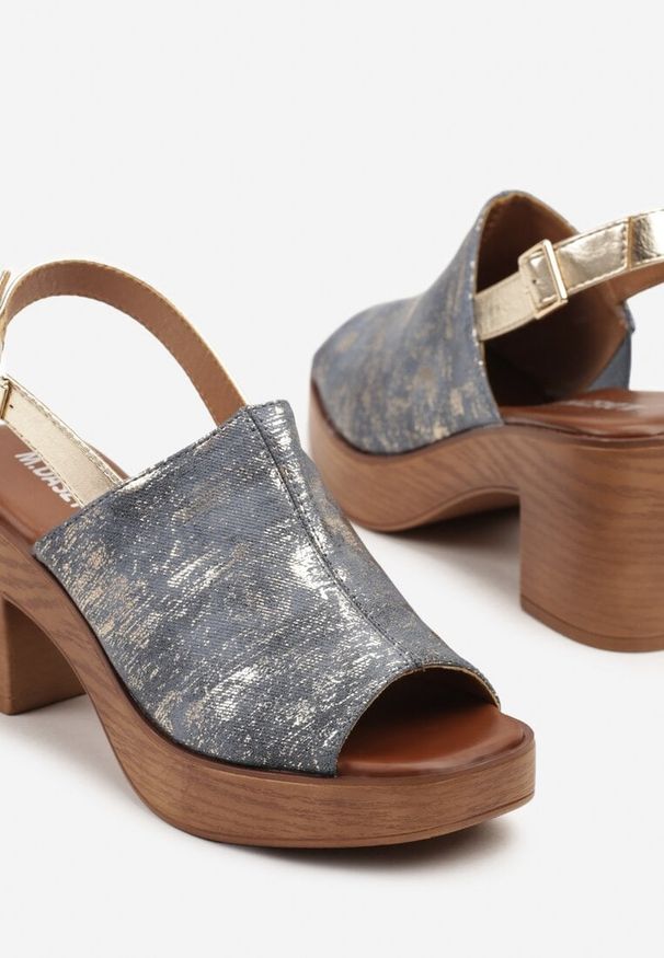 Renee - Niebieskie Sandały na Obcasie w Stylu Drewniaków z Błyszczącym Paskiem Ardima. Okazja: na co dzień. Zapięcie: pasek. Kolor: niebieski. Materiał: jeans. Obcas: na obcasie. Styl: glamour, casual. Wysokość obcasa: średni
