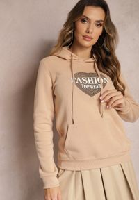 Renee - Beżowa Bluza Kangurka Ocieplona Polarem z Ozdobnym Nadrukiem Elili. Okazja: na co dzień. Kolor: beżowy. Materiał: polar. Wzór: nadruk. Styl: casual, elegancki #4