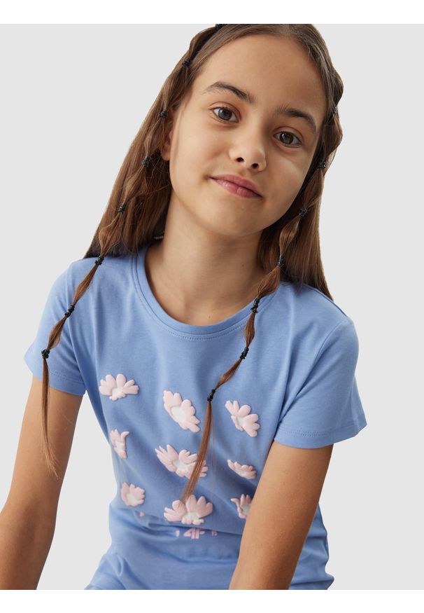 4F JUNIOR - T-shirt z bawełny organicznej dziewczęcy - denim. Okazja: na co dzień. Kolor: niebieski. Materiał: bawełna, denim. Długość rękawa: krótki rękaw. Długość: krótkie. Wzór: gładki, napisy, nadruk, ze splotem, kwiaty. Sezon: lato. Styl: sportowy, casual