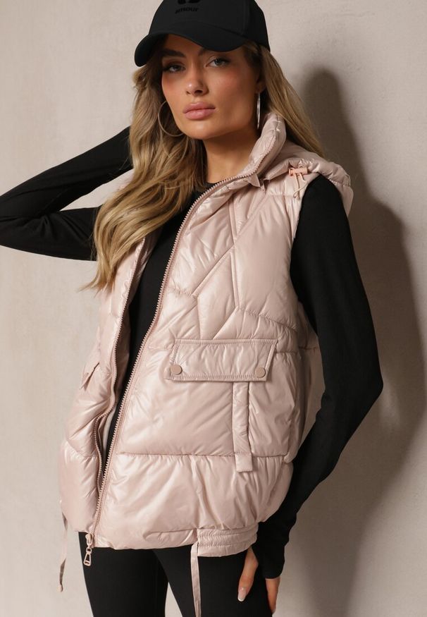 Renee - Jasnoróżowa Pikowana Kamizelka z Troczkami i Odpinanym Kapturem Arrelarra. Okazja: na spacer, na co dzień. Kolor: różowy. Materiał: jeans. Styl: casual, elegancki, sportowy, klasyczny