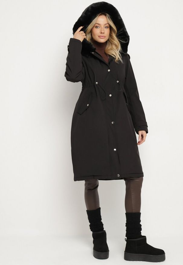 Born2be - Czarna Kurtka Parka Długa ze Ściągaczami i Futerkiem Odpinanym Delanira. Okazja: na co dzień. Kolor: czarny. Materiał: futro. Długość rękawa: długi rękaw. Długość: długie. Styl: klasyczny, casual, elegancki
