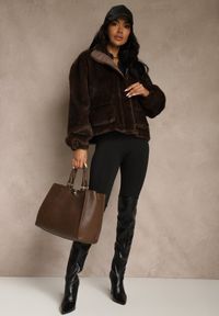 Renee - Brązowa Kurtka Futerko z Ozdobnymi Kieszeniami Vetiline. Okazja: na co dzień. Kolor: brązowy. Materiał: futro. Styl: casual #4