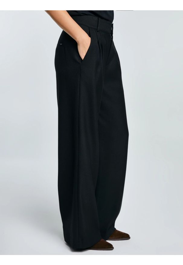 Big-Star - Spodnie damskie z szeroką nogawką z dodatkiem wiskozy czarne Emisi 906. Okazja: na co dzień. Stan: podwyższony. Kolor: czarny. Materiał: wiskoza. Wzór: aplikacja, gładki, nadruk. Styl: klasyczny, casual, elegancki