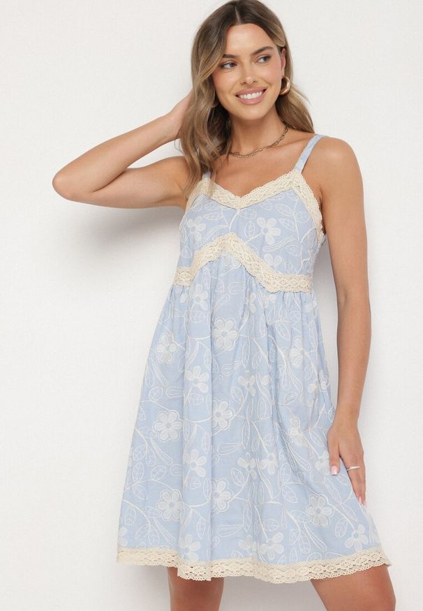 Born2be - Niebieska Bawełniana Sukienka w Kwiaty z Haftem Nilacine. Okazja: na co dzień. Kolor: niebieski. Materiał: bawełna. Długość rękawa: na ramiączkach. Wzór: kwiaty, haft. Styl: casual, elegancki