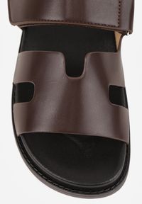 Born2be - Ciemnobrązowe Klapki na Grubej Podeszwie Ozdobione Wycięciami Faneora. Okazja: na co dzień. Kolor: brązowy. Materiał: jeans. Wzór: aplikacja. Obcas: na platformie. Styl: casual #5