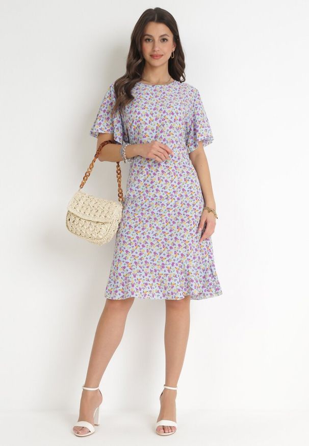 Born2be - Niebieska Pudełkowa Sukienka w Kwiaty z Falbanką Temrance. Kolor: niebieski. Wzór: kwiaty