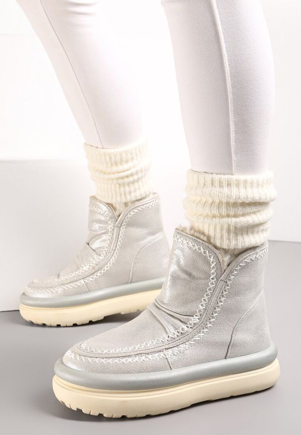 Renee - Srebrne Błyszczące Śniegowce na Platformie z Kontrastowymi Przeszyciami Okuniza. Kolor: srebrny. Obcas: na platformie